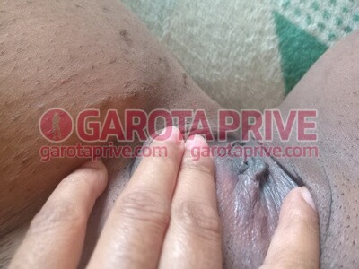 Sabrina Morena linda esperando sua chamada