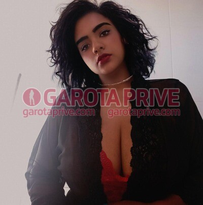 Morena linda esperando sua chamada